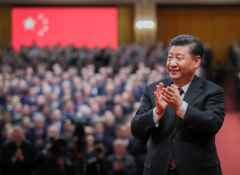 2018年12月18日，慶祝改革開放40周年大會在北京人民大會堂隆重舉行。這是習近平鼓掌向受表彰人員表示祝賀。